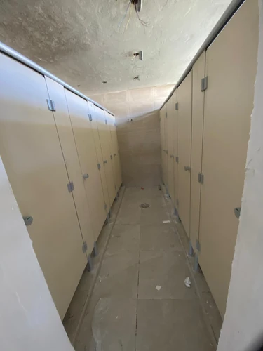 מחיצות HPL ( טרספה ) ודלתות לתאי שירותים