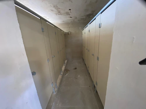 מחיצות HPL ( טרספה ) ודלתות לתאי שירותים