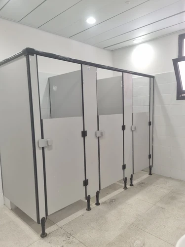 דלתות ומחיצות טרספה לתאי שירותים בגן ילדים