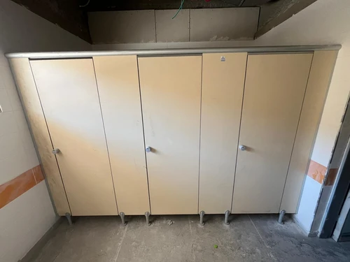 דלתות ומחיצות טרספה לתאי שירותים