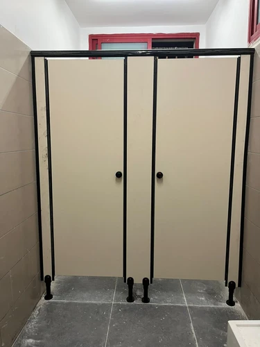 תאי שירותים בה״ס רהט.