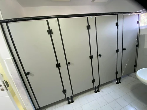 תאי שירותים מטרספה בבית הספר שובו רחובות (2).