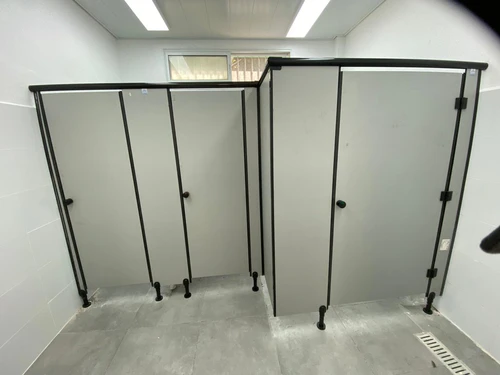 תאי שירותים מטרספה בבית הספר שובו רחובות.