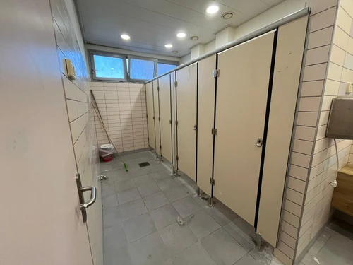 תאי שירותים באולפנת צביה חפץ חיים.