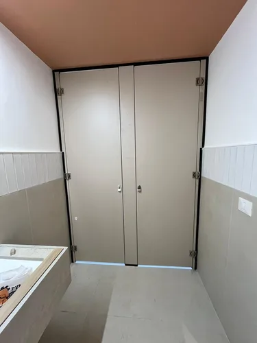 תאי שירותים ומחיצות מטרספה (H.P.L) בצבע סהרא