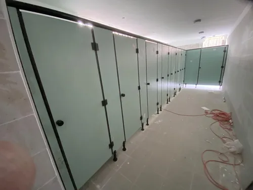 תאי שירותים ומחיצות מטרספה (H.P.L) בצבע ירוק בהיר