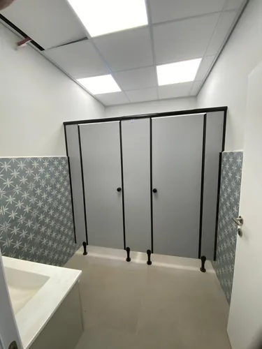 תאי שירותים ומחיצות מטרספה (H.P.L)