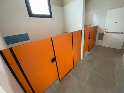 תאי שירותים ומחיצות מטרספה (H.P.L) בגן ילדים בצבע כתום