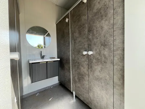 תאי שירותים ומחיצות מטרספה (H.P.L) בצבע אפור עננים