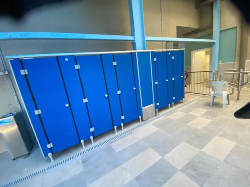 מחיצות HPL ( טרספה ) ודלתות לתאי שירותים