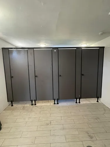 מחיצות HPL ( טרספה ) ודלתות לתאי שירותים
