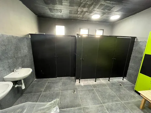 מחיצות HPL ( טרספה ) ודלתות לתאי שירותים