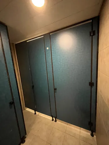 מחיצות HPL ( טרספה ) ודלתות לתאי שירותים