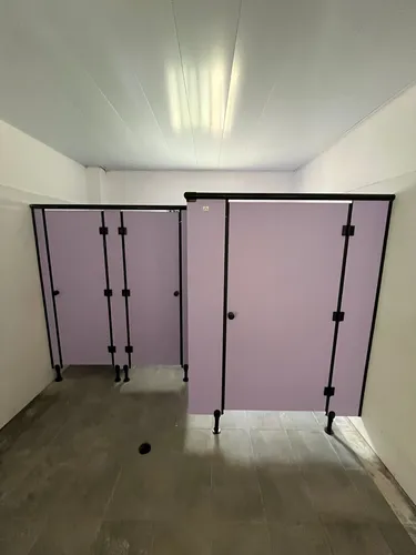 מחיצות HPL ( טרספה ) ודלתות לתאי שירותים