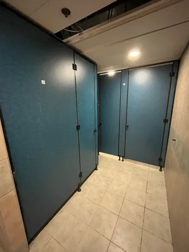 מחיצות HPL ( טרספה ) ודלתות לתאי שירותים