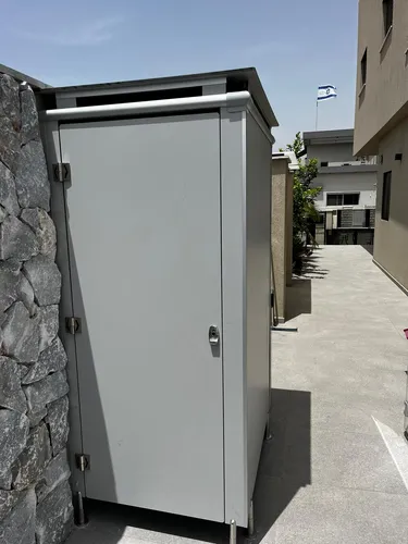 מחיצות HPL ( טרספה ) ודלתות לתאי שירותים