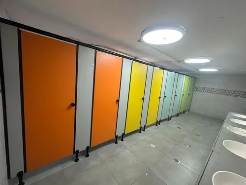 מחיצות HPL ( טרספה ) ודלתות לתאי שירותים