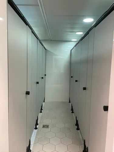 מחיצות HPL ( טרספה ) ודלתות לתאי שירותים