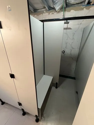 מחיצות HPL ( טרספה ) ודלתות לתאי שירותים