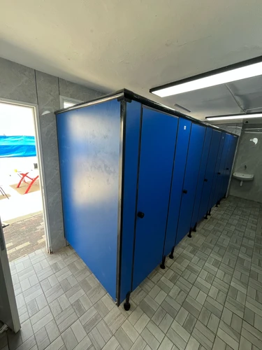 מחיצות HPL ( טרספה ) ודלתות לתאי שירותים