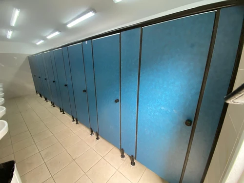 מחיצות HPL ( טרספה ) ודלתות לתאי שירותים