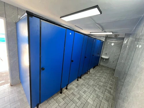 מחיצות HPL ( טרספה ) ודלתות לתאי שירותים