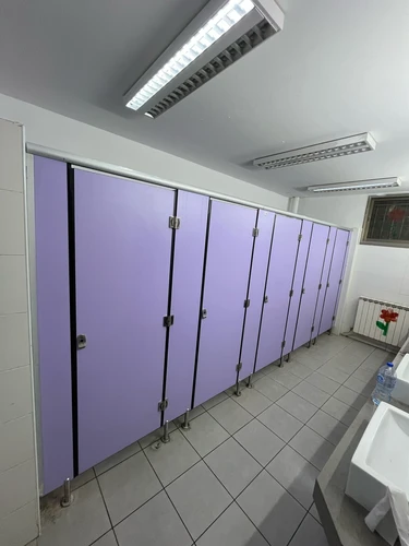 מחיצות HPL ( טרספה ) ודלתות לתאי שירותים
