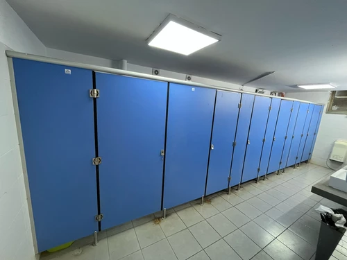 מחיצות HPL ( טרספה ) ודלתות לתאי שירותים