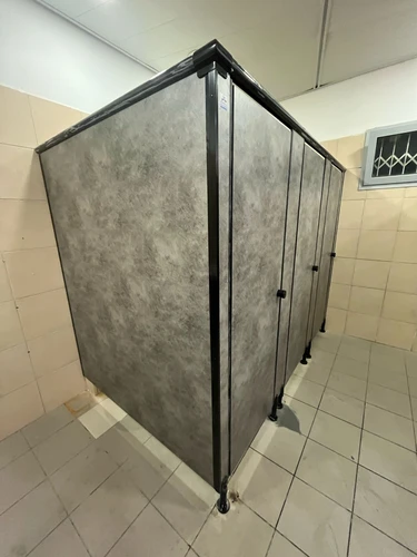 מחיצות HPL ( טרספה ) ודלתות לתאי שירותים