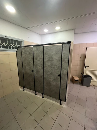 מחיצות HPL ( טרספה ) ודלתות לתאי שירותים