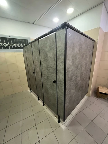 מחיצות HPL ( טרספה ) ודלתות לתאי שירותים
