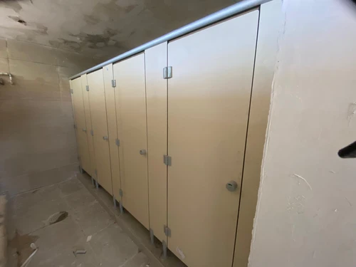 מחיצות HPL ( טרספה ) ודלתות לתאי שירותים
