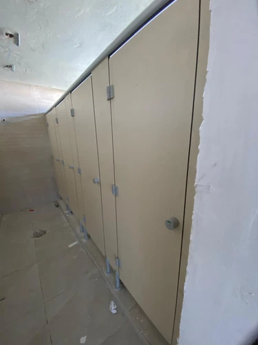 מחיצות HPL ( טרספה ) ודלתות לתאי שירותים