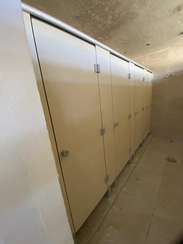 מחיצות HPL ( טרספה ) ודלתות לתאי שירותים